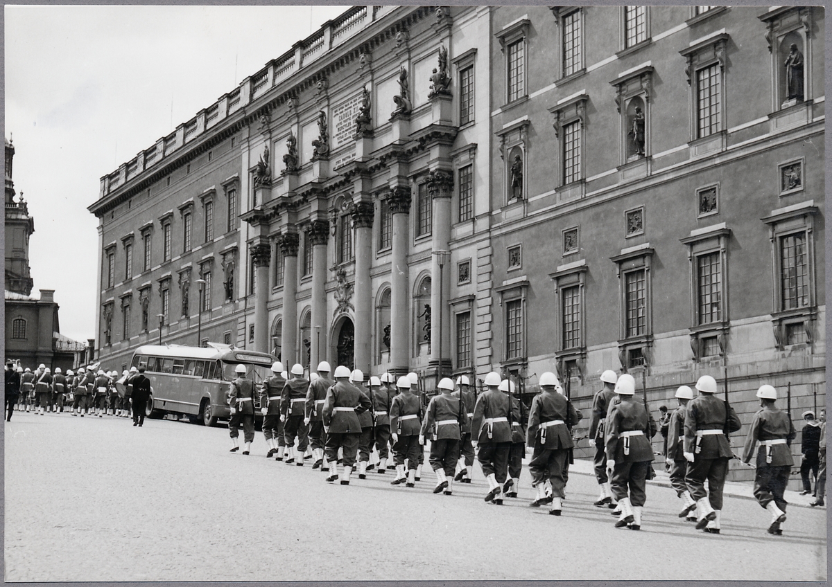 Statens Järnvägar SJ driftvärn, Karlshamns division, går vaktparaden uppför Slottsbacken vid Kungliga slottet. Slottskyrkan skymtar till vänster i bild.