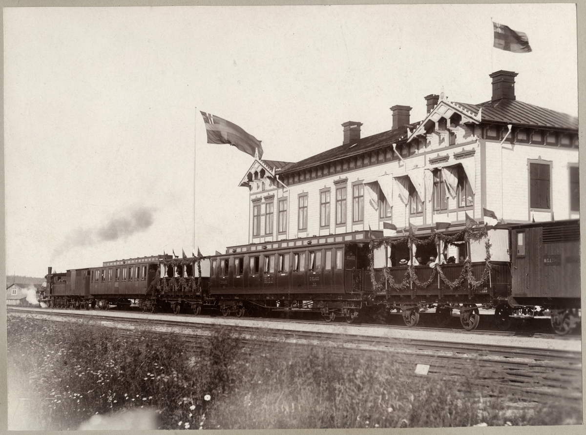 Järnvägsföreningens blomstersmyckade tåg i Härnösand. Härnösand - Sollefteå Järnväg, Härnösand - sollefteå Järnväg, HdSJ, vagnen närmast loket är en av HdSJ BCo 301-302 därefter sommarvagn, personvagn HdSJ BCo 310, sommarvagn samt en HdSJ F.
