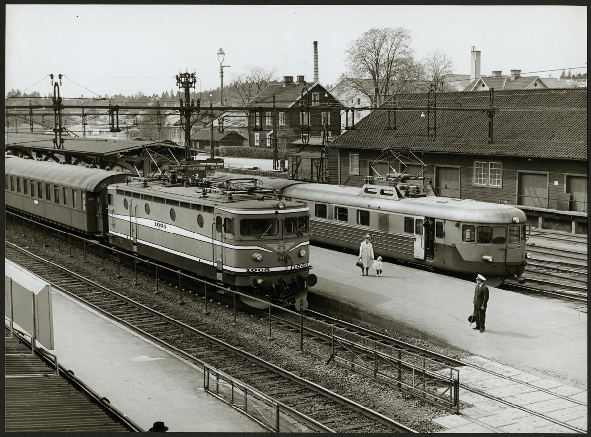 Statens Järnvägar, SJ Rb 1005 och Trafikaktiebolaget Grängesberg - Oxelösunds Järnvägar, TGOJ motorvagnståg vid stationen i Flen maj 1964.