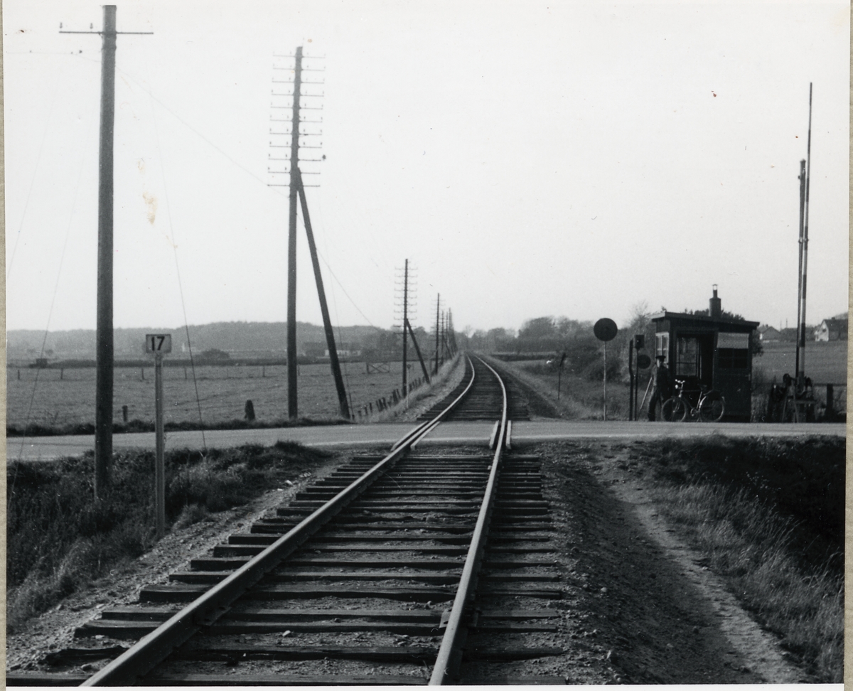 Järnvägsövergång med vaktkur vid Bolleröd på linjen mellan Löberöd och Askeröd.