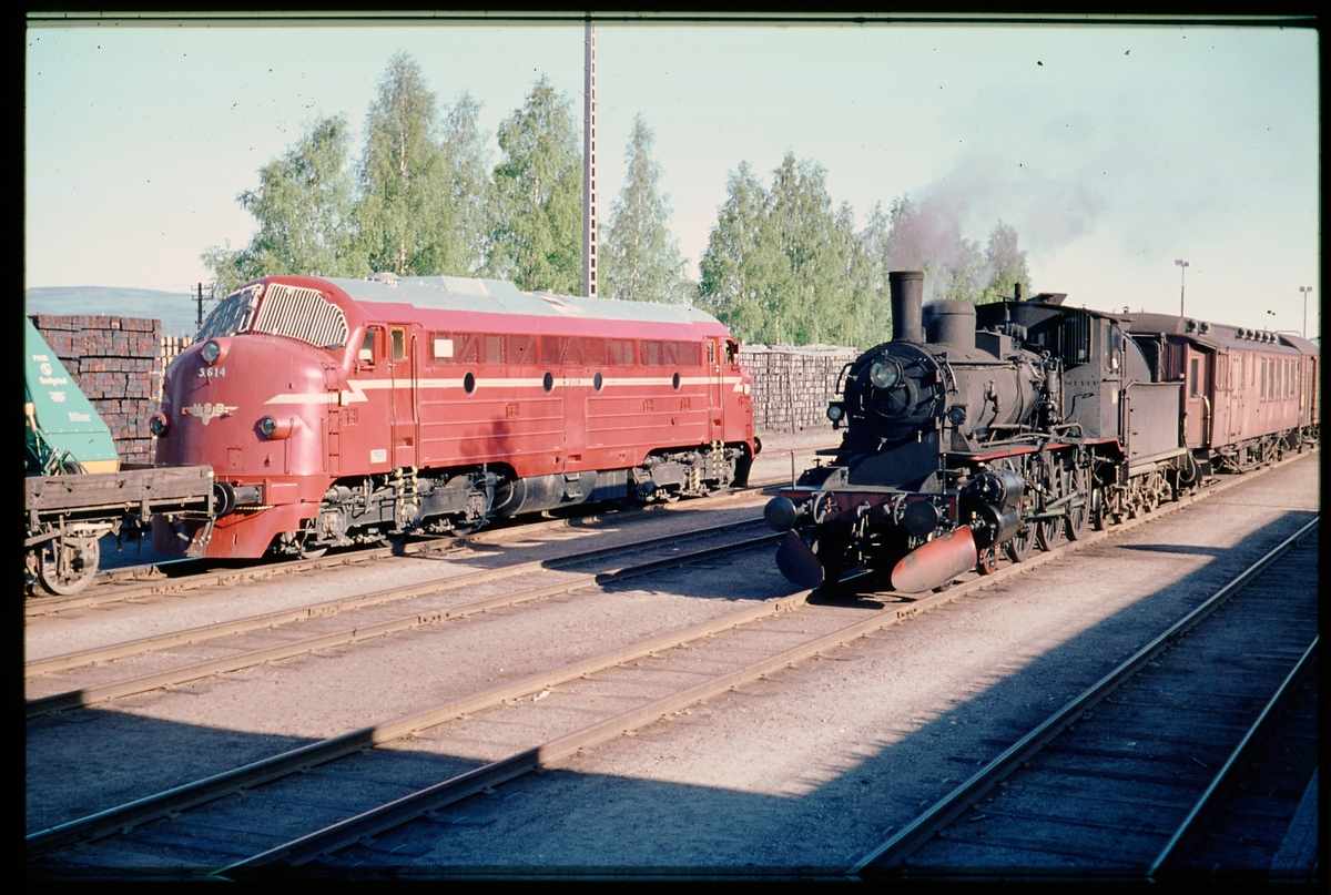 Norges Statsbaner NSB 27a 296 och NSB Di 3.614. med godståg på Rørosbanen.