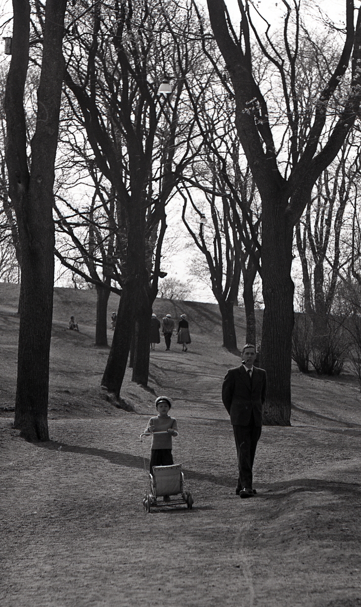 Man och pojke på promenad, Slottsbacken, Uppsala 1962