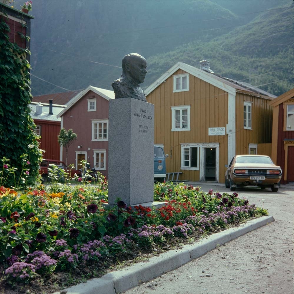 Bysten av komponist David Monrad Johansen som står i Sjøgata.