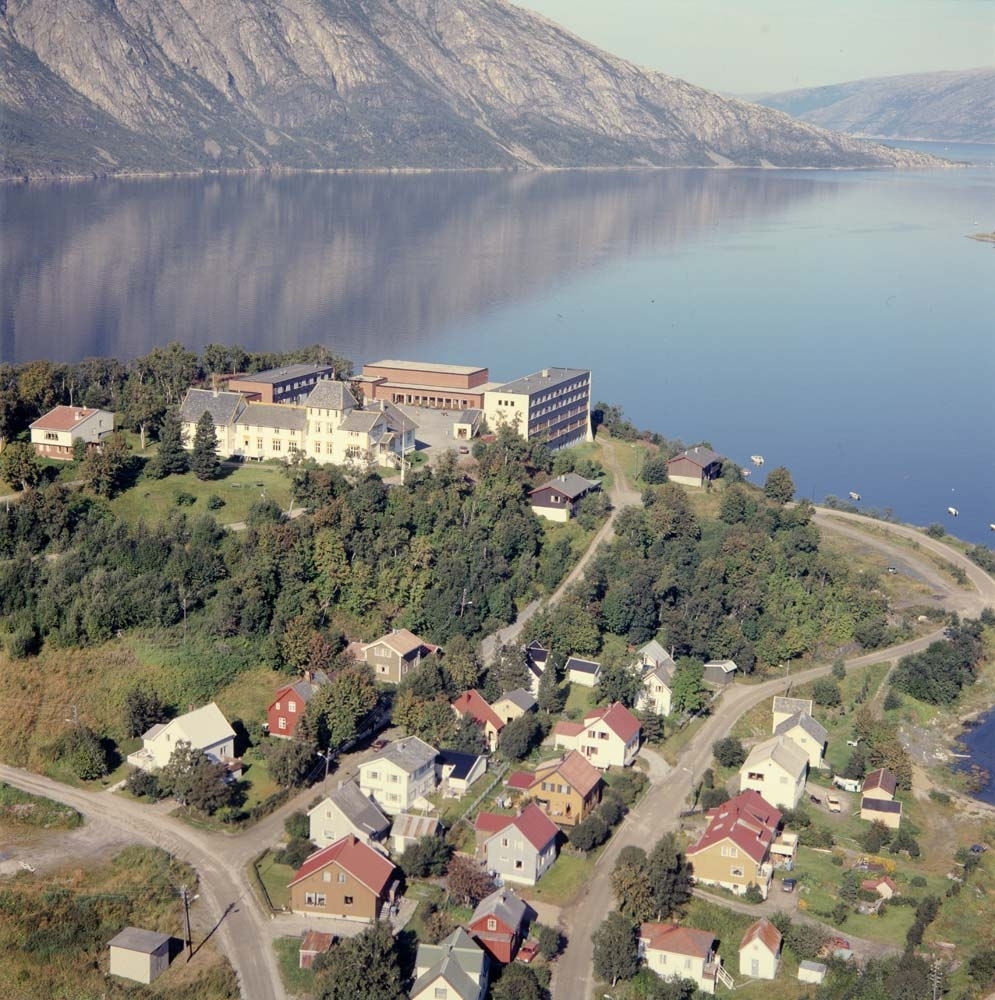 Toppen Folkehøgskole i Mosjøen, med bebyggelse rundt.