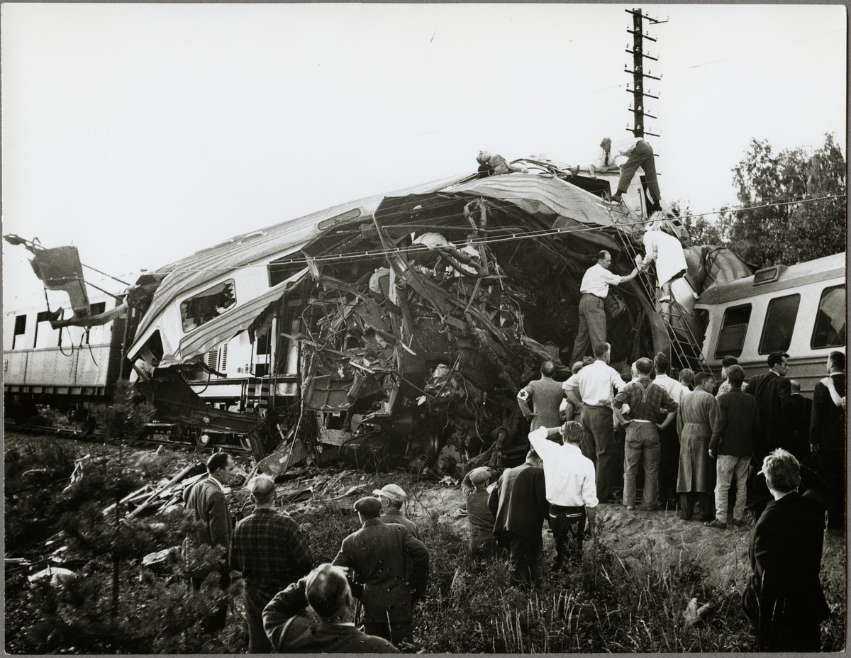 Uppröjningsarbete på linjen mellan Grycksbo och Sågmyra efter kollision mellan ett extratåg och ett rälsbusståg 1958.