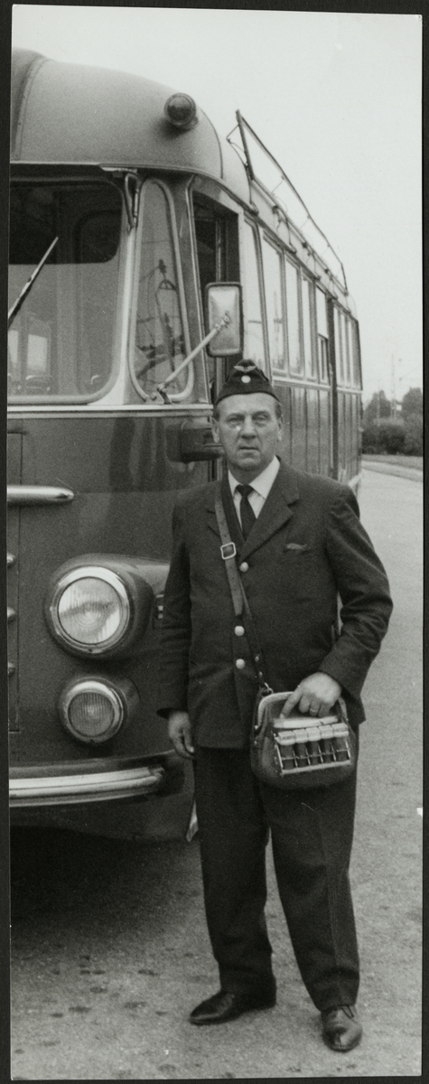 Gustaf Flodin, Nyköping, framför Trafikaktiebolaget Grängesberg - Oxelösunds Järnvägar, TGOJ buss.
