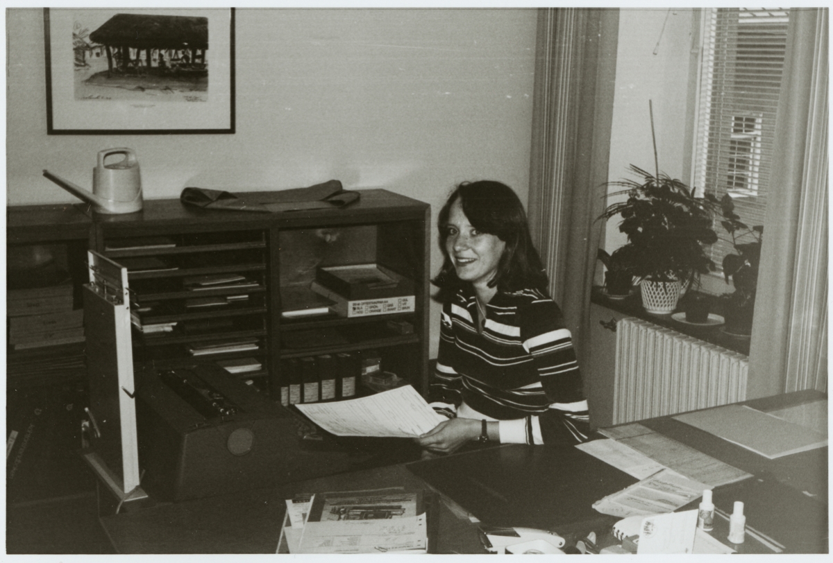 Kvinna vid skrivmaskin på ett kontor.