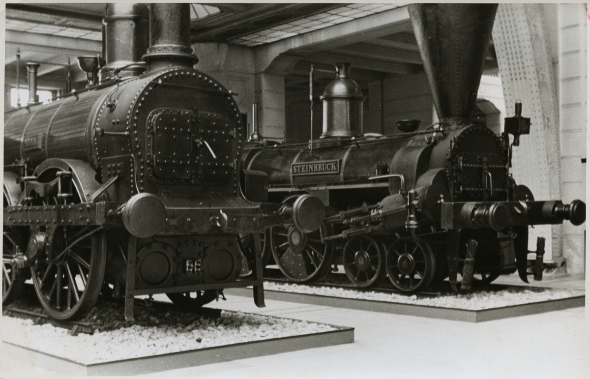 Ånglok på Wiens tekniska museum. Fordonen är k.k. Südliche Staatsbahn, SStB "Steinbrück" och k.k. privilegierte Kaiser Ferdinands-Nordbahn, KFNB "Ajax".