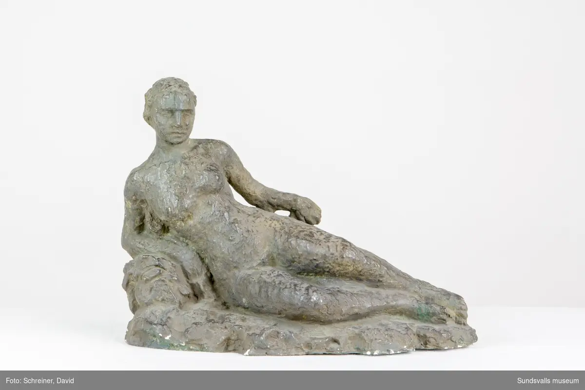 En skulptur i form av en liggande kvinna