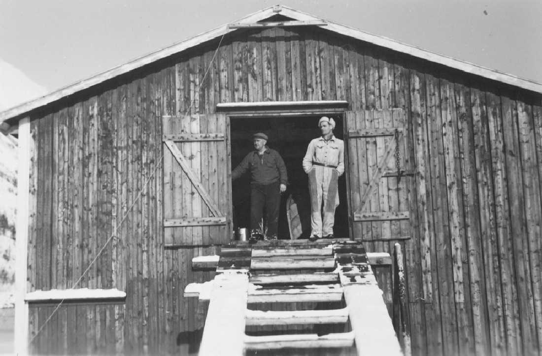 Marsøra. Saga. To personer (Fredrik Tempelhaug og Sigurd Andersen) i døråpningen.