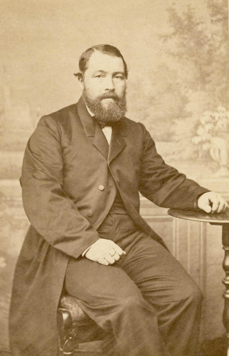 Rasmus Galberg Esbensen. Portrett med lang frakk. Ca 1860-1890.
