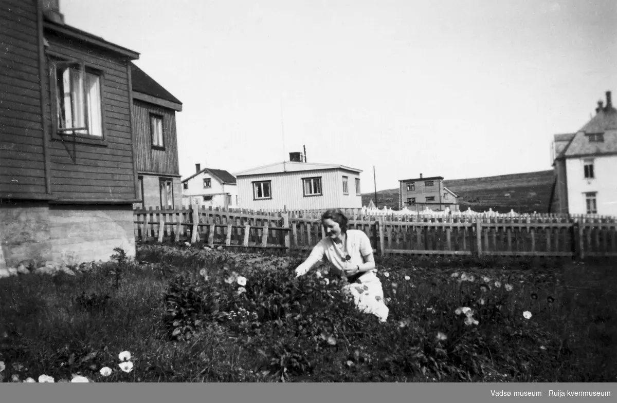 Anny Pedersen i hagen ved ant. Amtmannsgt. 7 i Vadsø sommeren 1939.