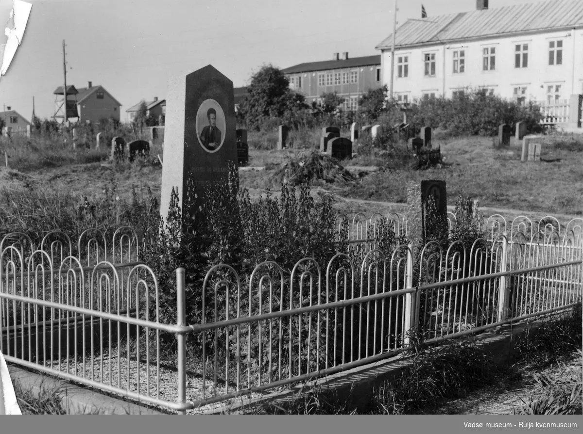 Gottfred Pedersens grav i Vadsø. Ant. ca 1942.