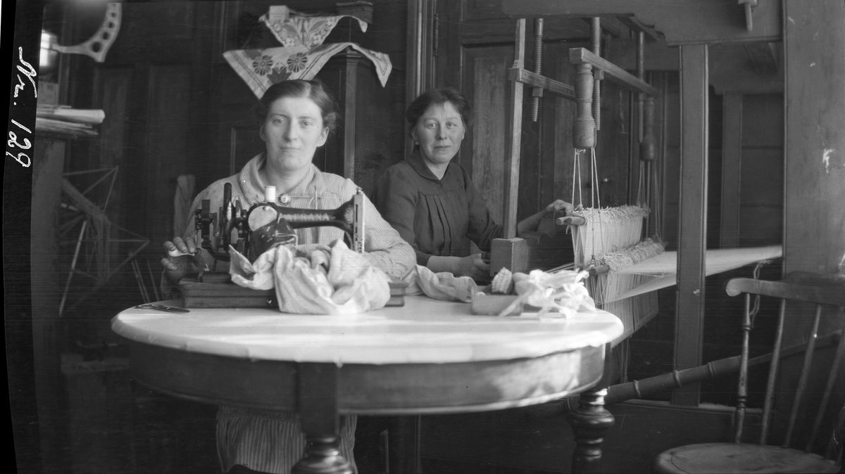 Portrett av to kvinner med symaskin og vevstol.