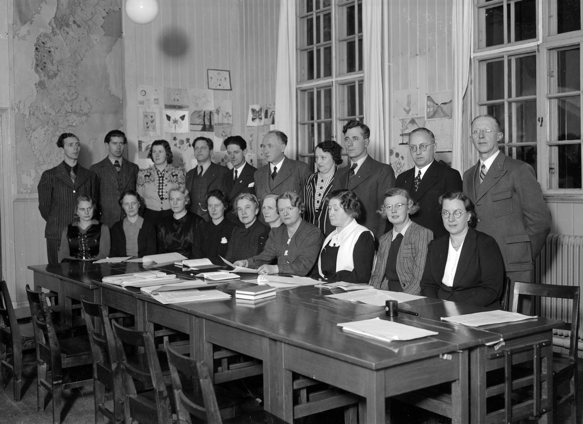 Skollärarna, Mellanskolan (Holmsundsskolan). Foto dec 1942.