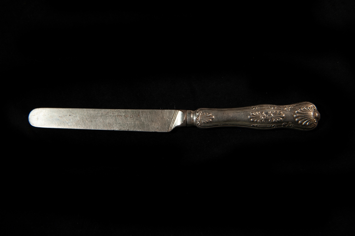 En dessertkniv av silver. Engelsk snäckmodell (King's Pattern).
