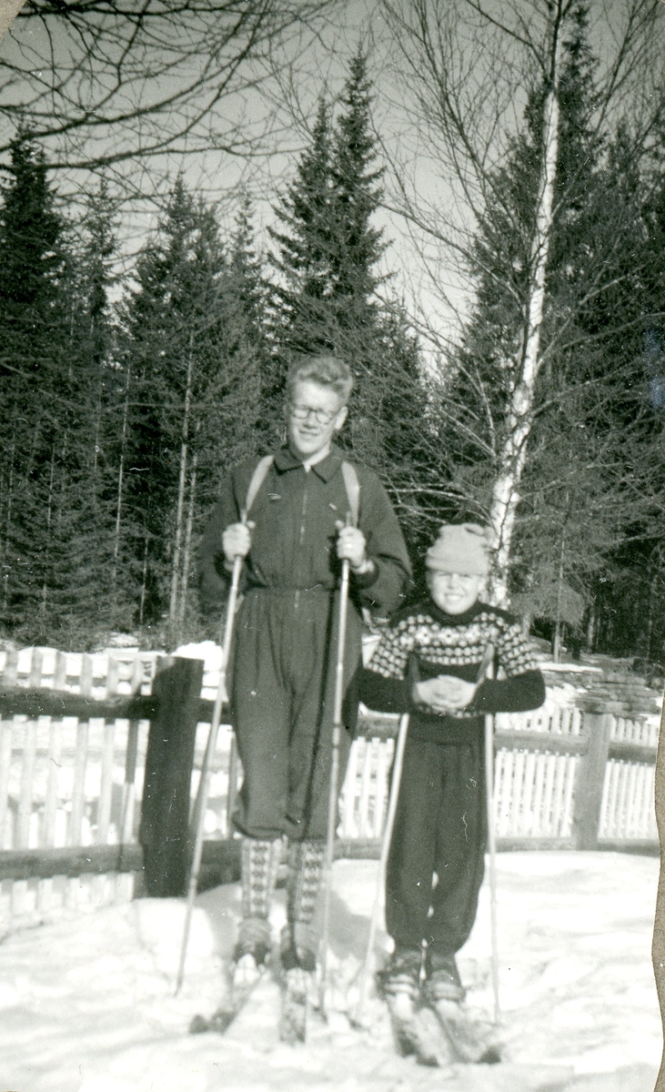 Portrett av Olav Eikrehagen og Bjørn Moen på ski.