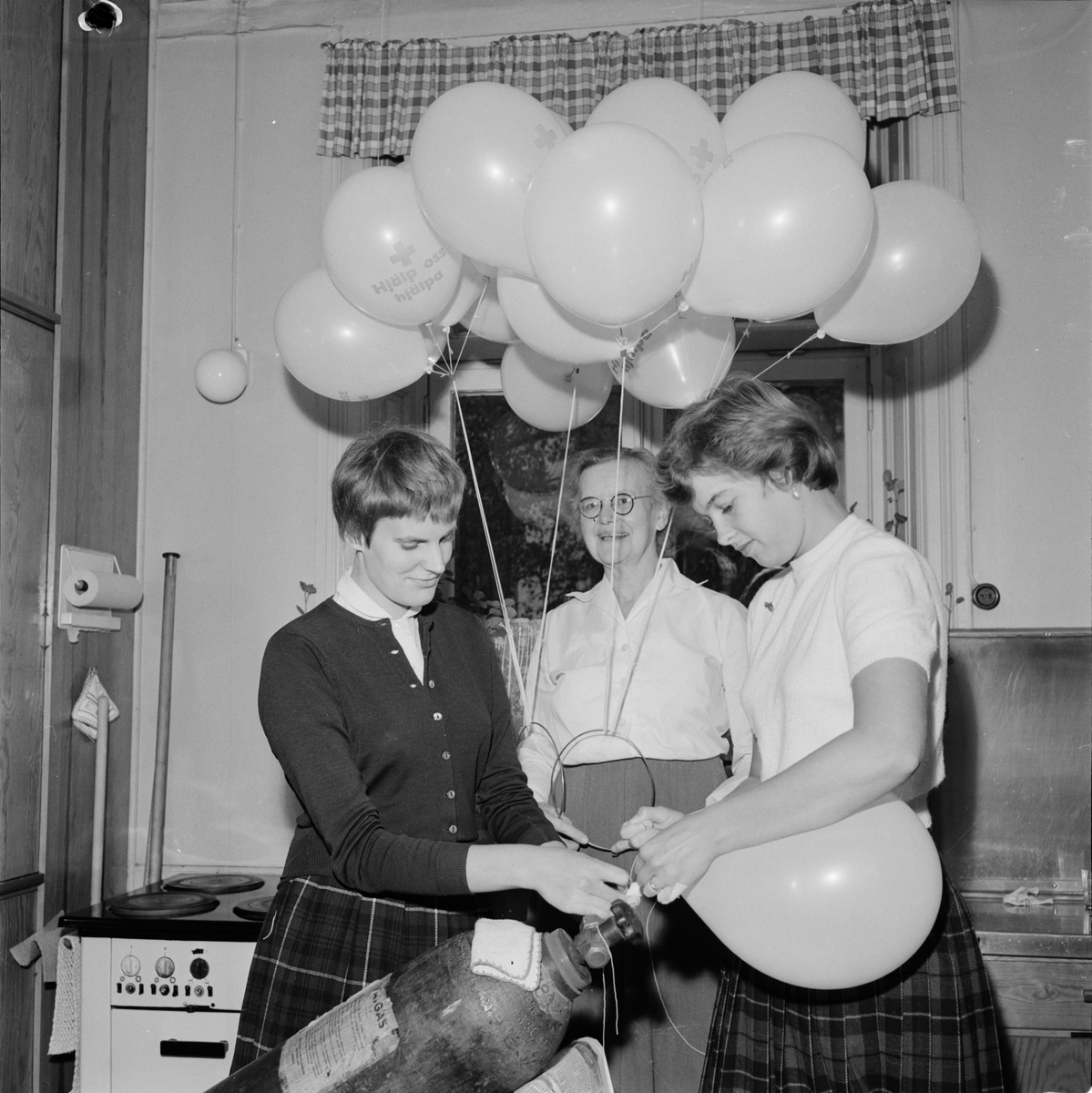 "Skolbarn säljer ballonger för Röda Korsets riksinsamling", Uppsala 1958