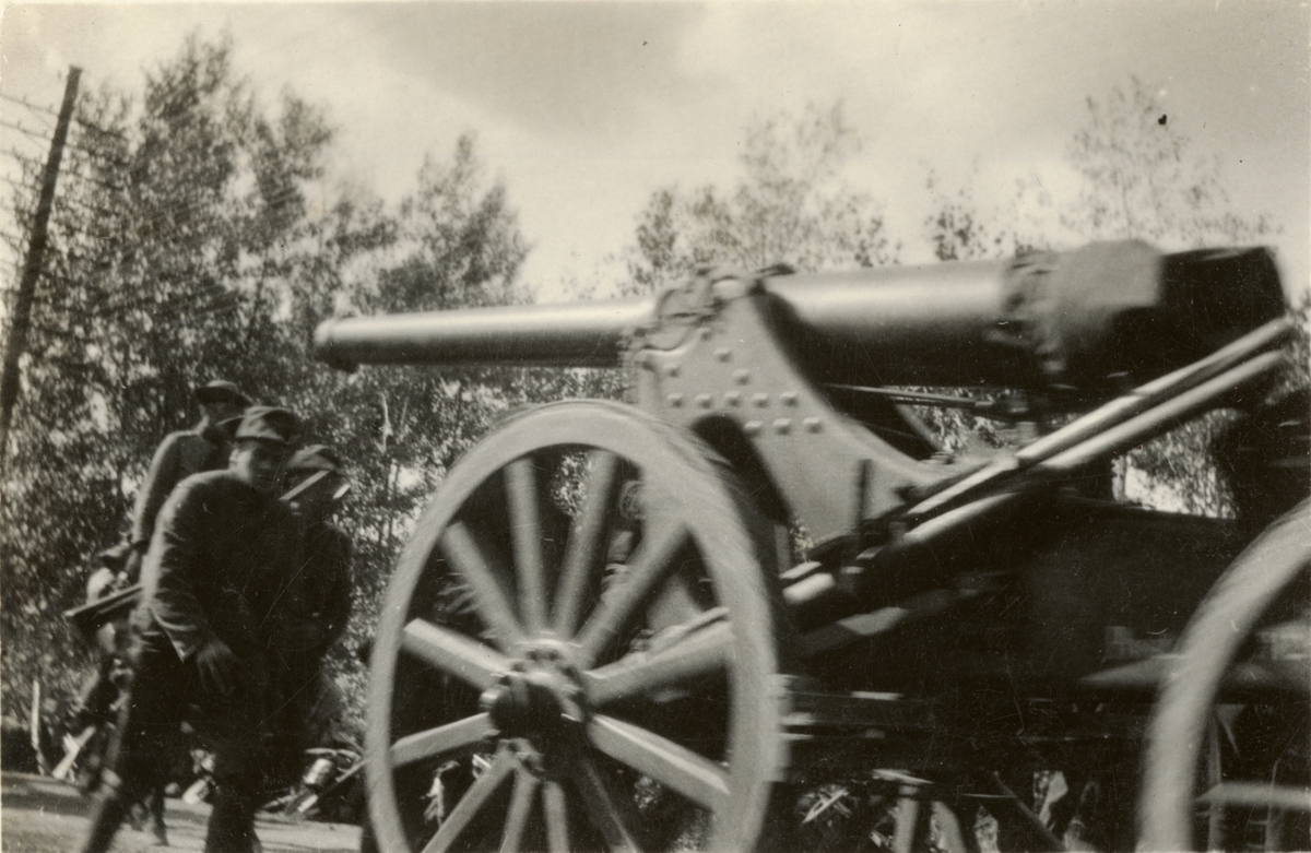 Soldater med 12 cm kanon m/1885.