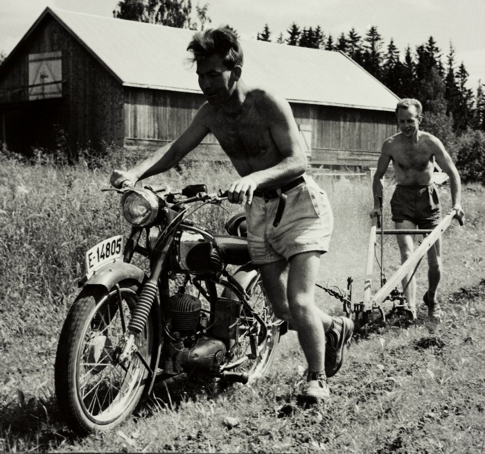 Tempo som "trekkdyr": Tempo-motorsykkel trekker ugresshakke på en småbruk i Østre Toten 1957.