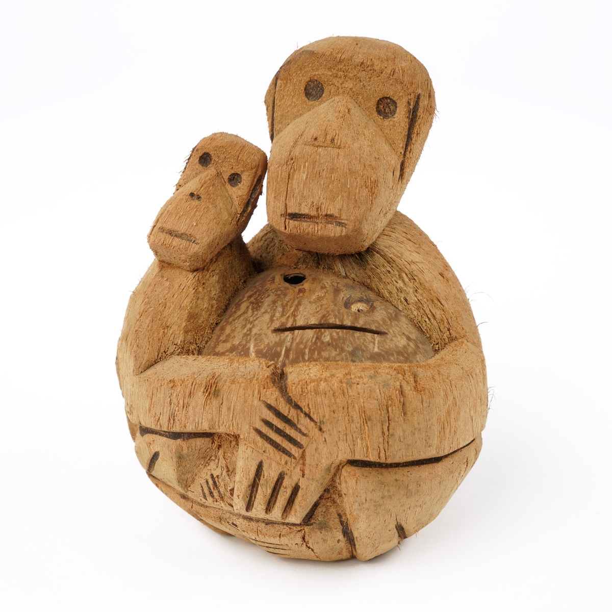 Skulptur av to formentlig aper,utskåret av en kokosnøtt.Skulpturen er hul