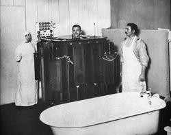 Behandling i badet på Rødekors-sykehuset i Vinterpalasset i 