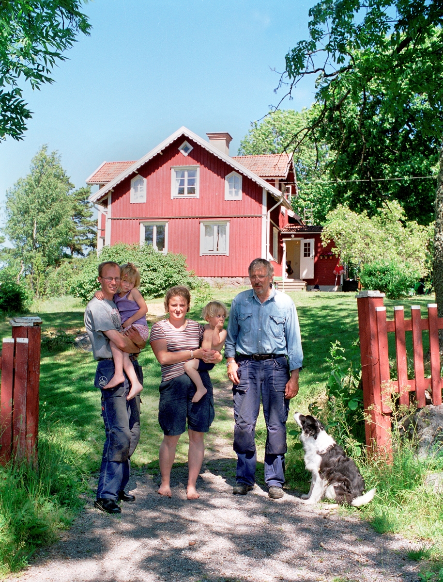 Två generationer jordbrukare på Hjälmö, Värmdö socken, Uppland 2002