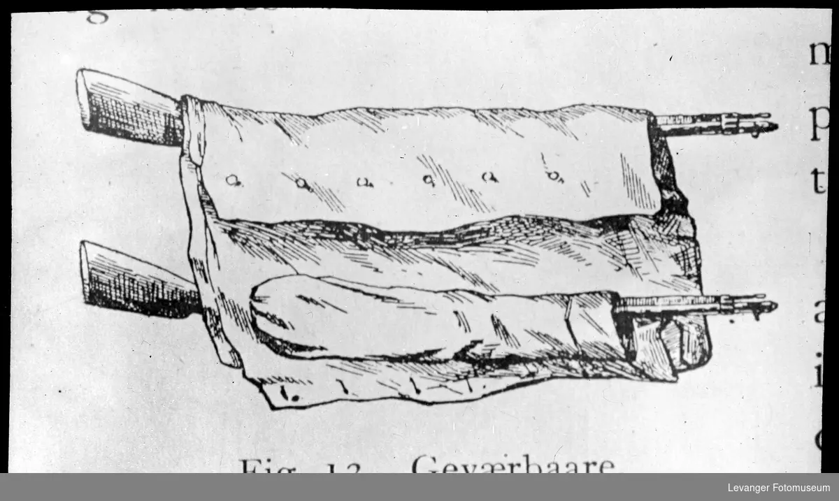 Båre, geværbåre lagd av gevær og en frakk, tegning fra medisinsk håndbok.