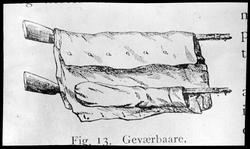 Båre, geværbåre lagd av gevær og en frakk, tegning fra medis
