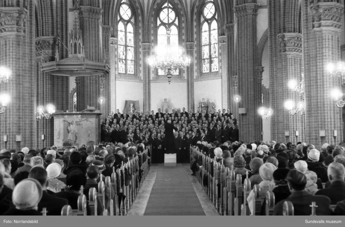 SCA-kören sjunger i GA-kyrkan då avgående direktör Axel Enström avtackas.