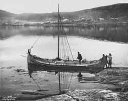Hammerfest, Fuglenes. Bildet viser en fembøring ved land på 