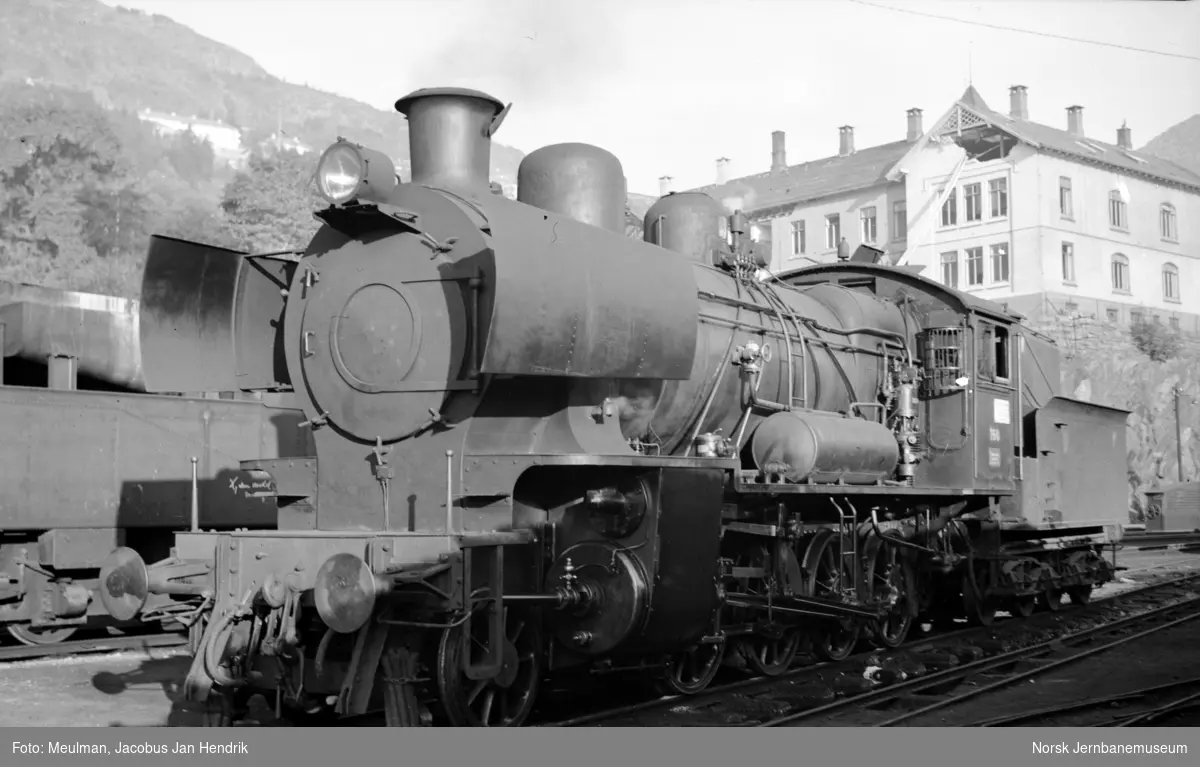 Damplokomotiv type 28a nr. 160 på Bergen stasjon.