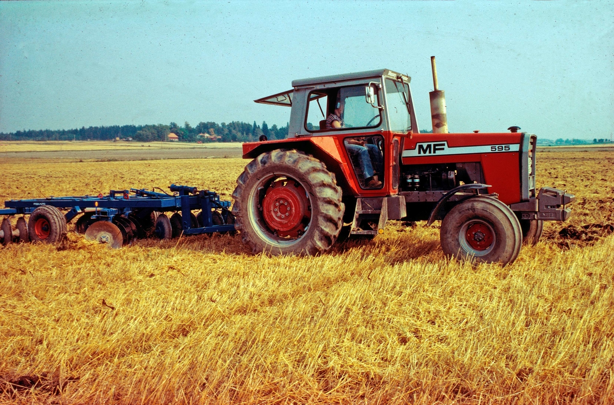 Jordbrukare Kerstin Leijon harvar en åker med tallriksharv, Stora Bärsta, Uppsala-Näs socken, Uppland 1981 - 1982