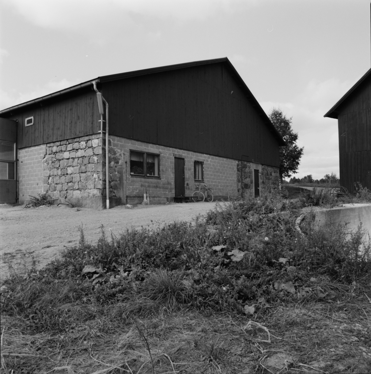 Maskinhall i den gamla stenladugården, Hacksta gård, Enköpings-Näs socken, Uppland september 1981