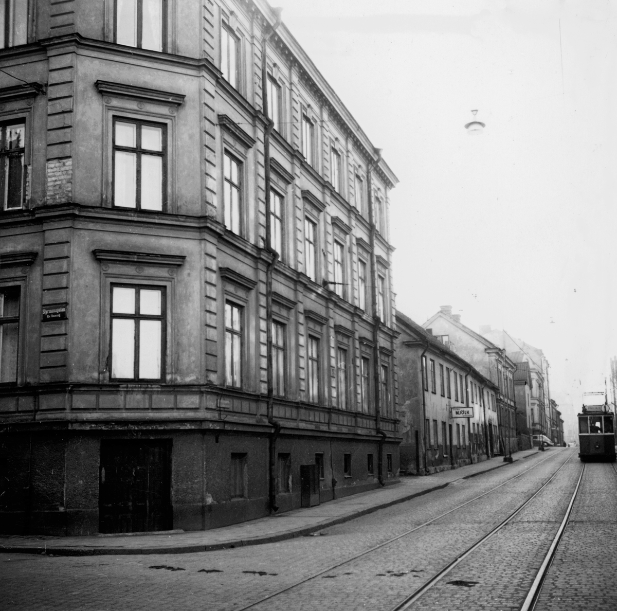 Byggnaderna längs Trädgårdsgatan inom kvarteret Danzig utgjorde ett sammanhängande och karakteristiskt gatuparti där de äldsta husen torde härstammat från 1830-talet. Dessa gatumiljöer kom mestadels att försvinna från stadsbilden i samband med saneringen av centrala Norrköping i mitten av 1900-talet. Bilderna är tagna i samband med rivningsansökan 1955. Vy mot sydväst.
