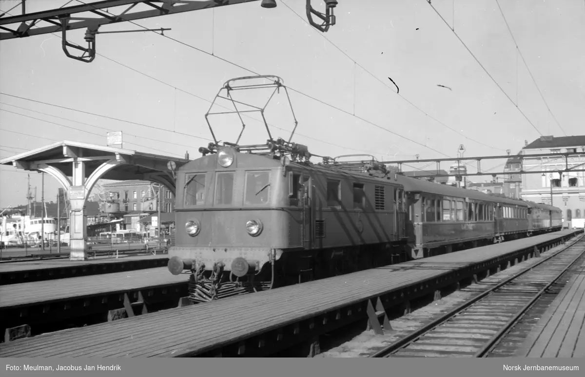 Svensk elektrisk lokomotiv type Pb (II) med Skandiapilen til Malmö / København på Oslo Ø.