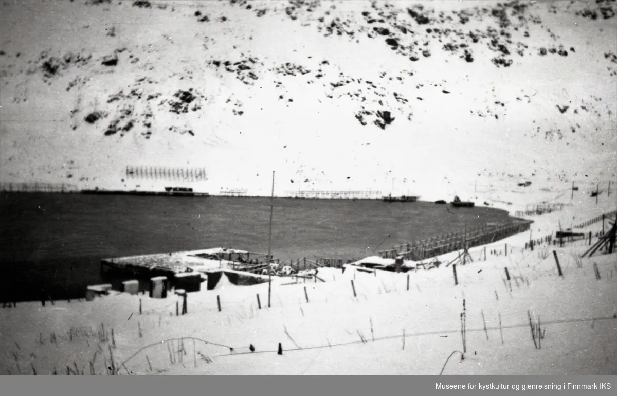 Det nedbrente Nordvågen. "Botn" med branntomter og fiskehjeller. 1945-46.
