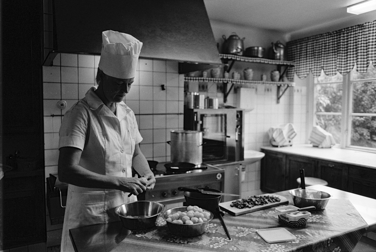 Kokerskan Sig-Britt Håkansson lagar mat i köket på lättvårdsavdelningen Ringblomman, Gillbergska barnhemmet, Sysslomansgatan 37 - 39, Uppsala 1986