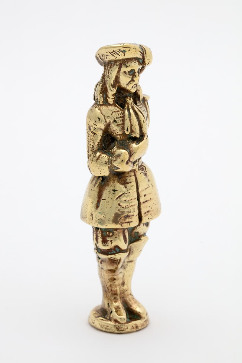 Pipestopper, messing, støpt mannsfigur, drakt fra 1730-årene.