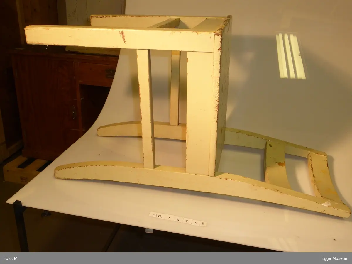 Stolen har 4 ben og er med rygg, enkel utforming
Trestol m/rygg