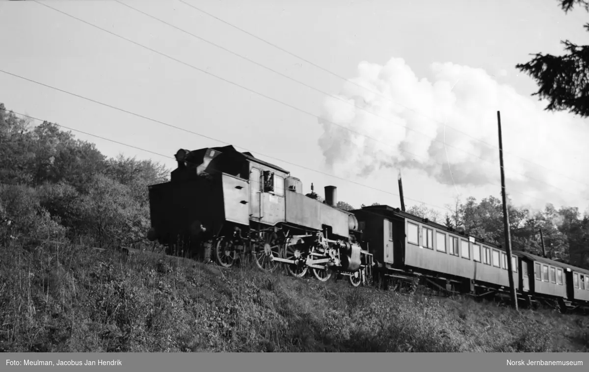 Damplokomotiv type 32b nr. 333 med lokaltog Nesttun til Bergen mellom Fjøsanger stasjn og Kristianborg holdeplass.