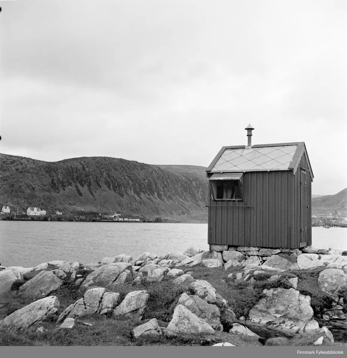 Kjøllefjord gamle lykt fotografert i 1940. Lykta og parafinhuset var det eneste som ble spart etter at tyskerne brant ned hele Kjøllefjord i 1944. Av praktiske grunner ble lykta spart for at de skulle kunne navigere langs kysten. Lykta kan i dag sees på museet til Folldalsbruket. Lykta ble satt opp allerede i 1884.