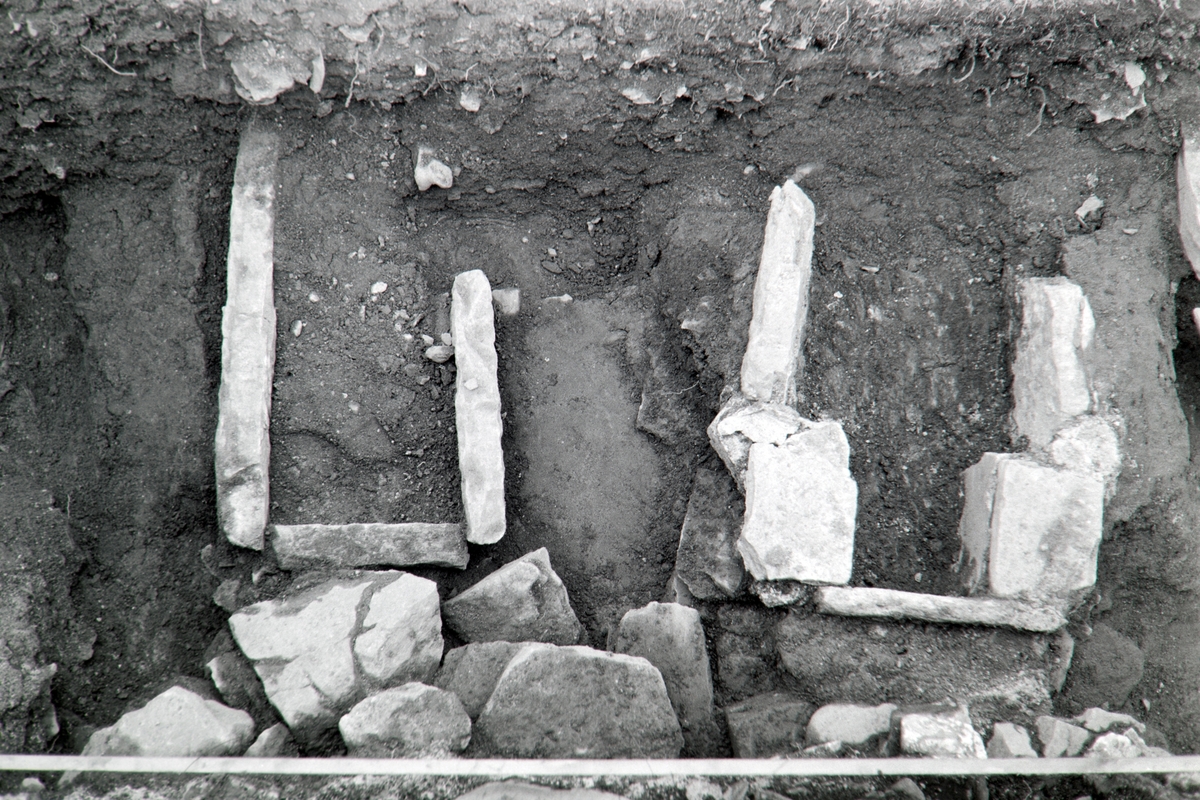 Domkirkeruinen, arkeologisk undersøkelse i nordre tverrskip i 1970. Graver midt i utgravningsfeltet.