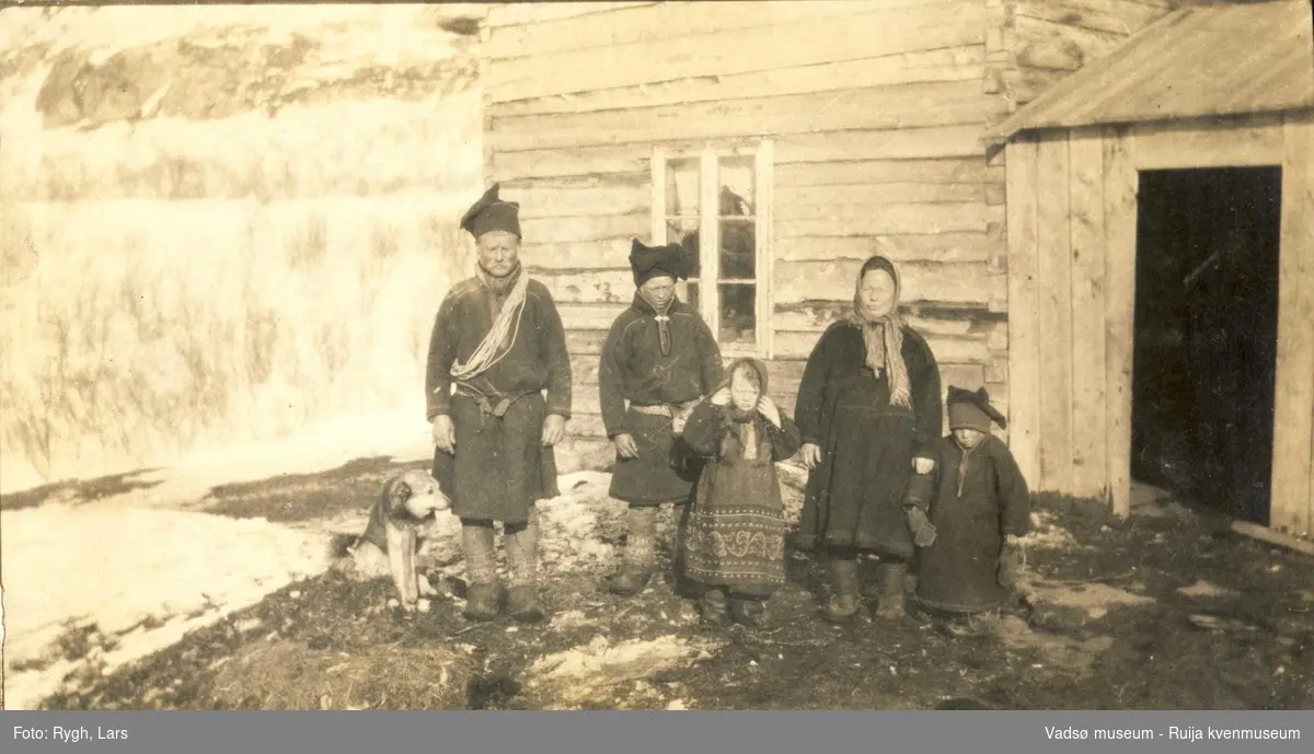 En samisk familie med hunden sin foran et hus i Jarfjord 1918