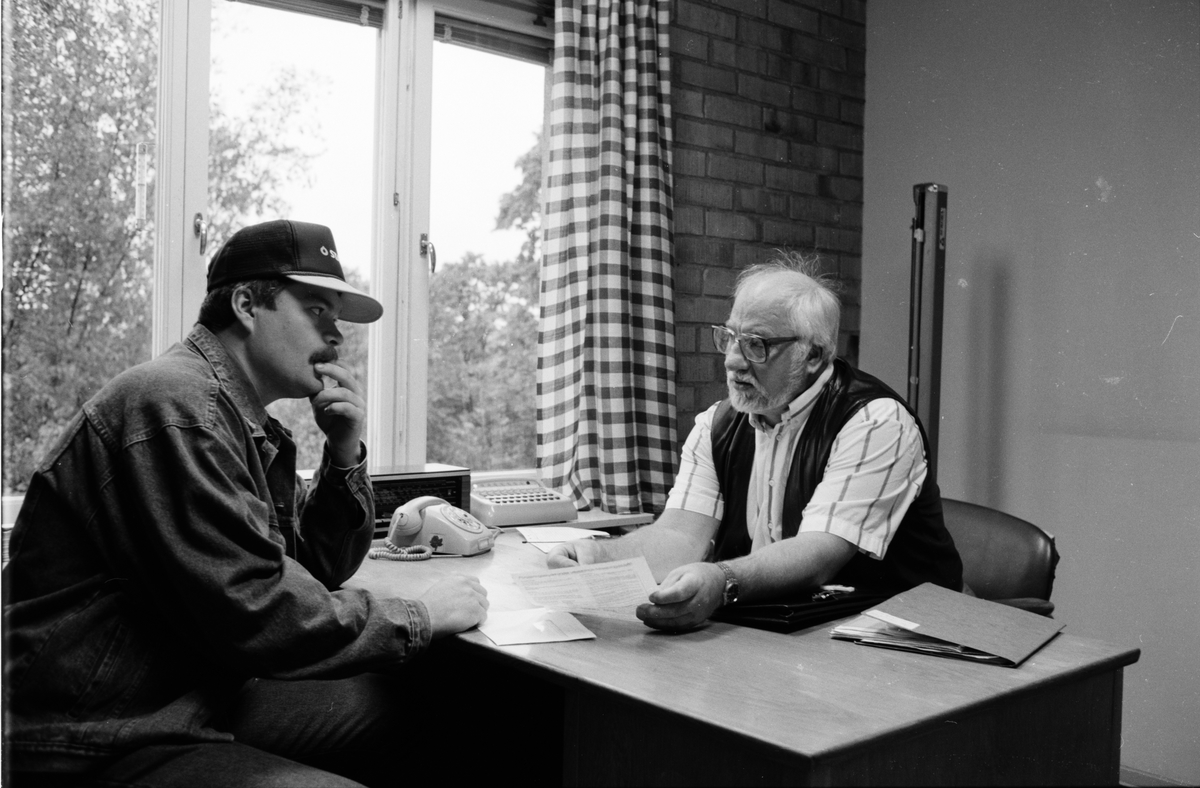 Gruvarbetare Per Valström samtalar med arbetsförmedlaren Roland Zeylon från Länsarbetsnämnden. Gruvstugan, Dannemora Gruvor AB, Dannemora, Uppland november 1991