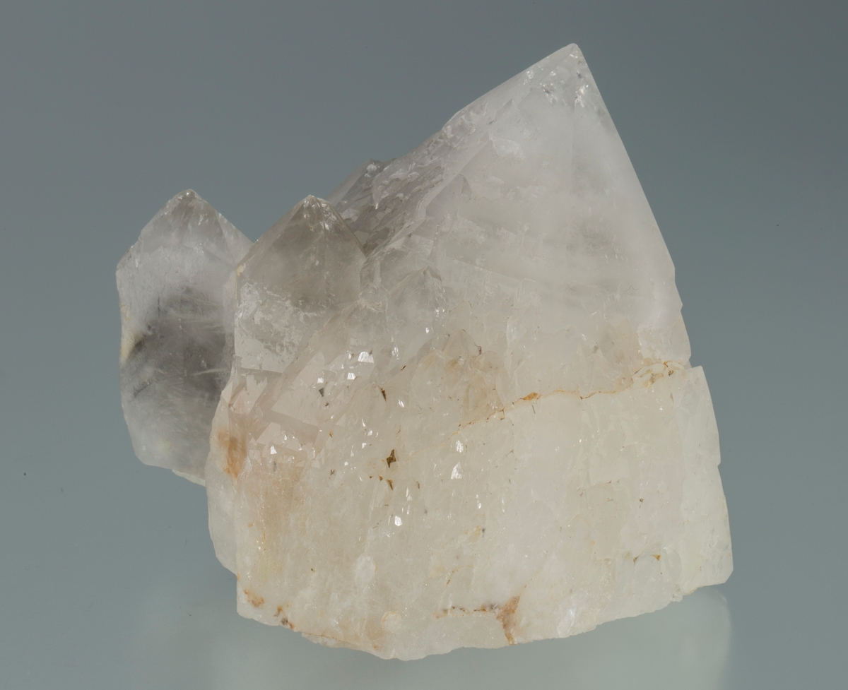 Vekt: 340,40 g
Størrelse: 7,5 x 7 x 6,2 cm

FSN: En stor krystall og noen små.