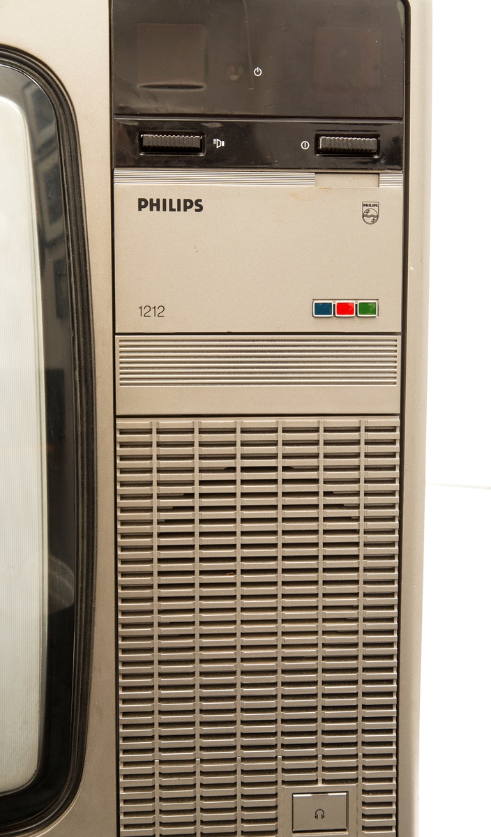 Fargefjernsynsapparat med fjernkontroll. Bordmodell, kasse i imitert palisandertre. Mrk. Philips 22CS1212/00P 4. Bruksanvisning, koblingsskjema og forhandlerkort i lomme på baksiden.