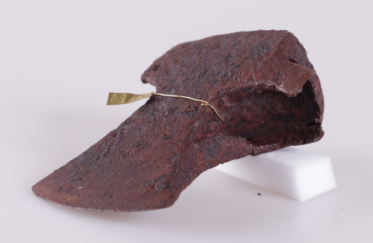 Øks av jern funnet i ei steinrøys på gården Buskebakke sommeren 1882. Antas å være ei arbeidsøks fra middelalderen.