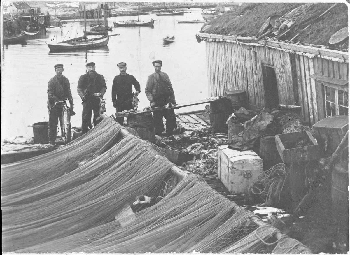 Rorbu med fiskere, Frøya.