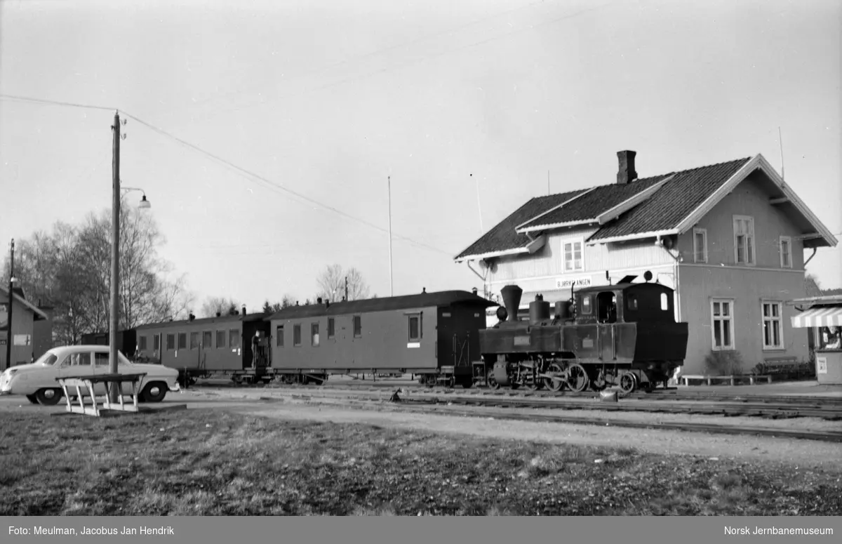 Damplokomotiv type XXIXa nr. 6 Høland med blandet tog fra Sørumsand, tog 2075, på Bjørkelangen stasjon.